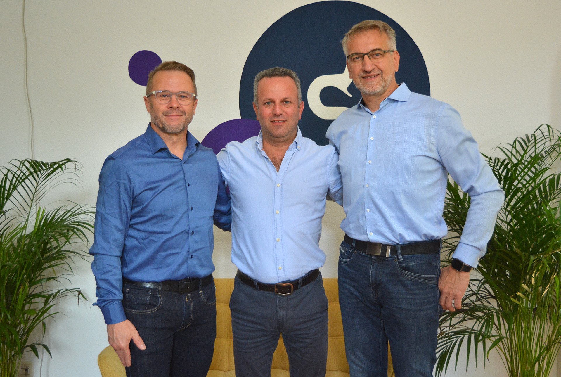 Ingolf Sauermann, Karsten Jähingen (PECS-WORK) und Eduard Daoud (weasl) geben Partnerschaft bekannt