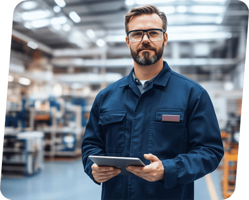 Werker im Shopfloor mit Tablet in der Hand